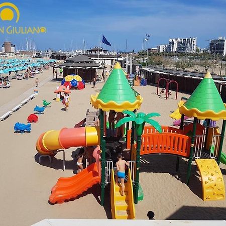 リミニLa Casa Di Clara Ombrellone Con 2 Lettini Al Lido San Giuliano Gratis E Parcheggio Privato Gratisアパートメント エクステリア 写真