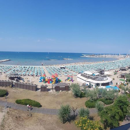 リミニLa Casa Di Clara Ombrellone Con 2 Lettini Al Lido San Giuliano Gratis E Parcheggio Privato Gratisアパートメント エクステリア 写真