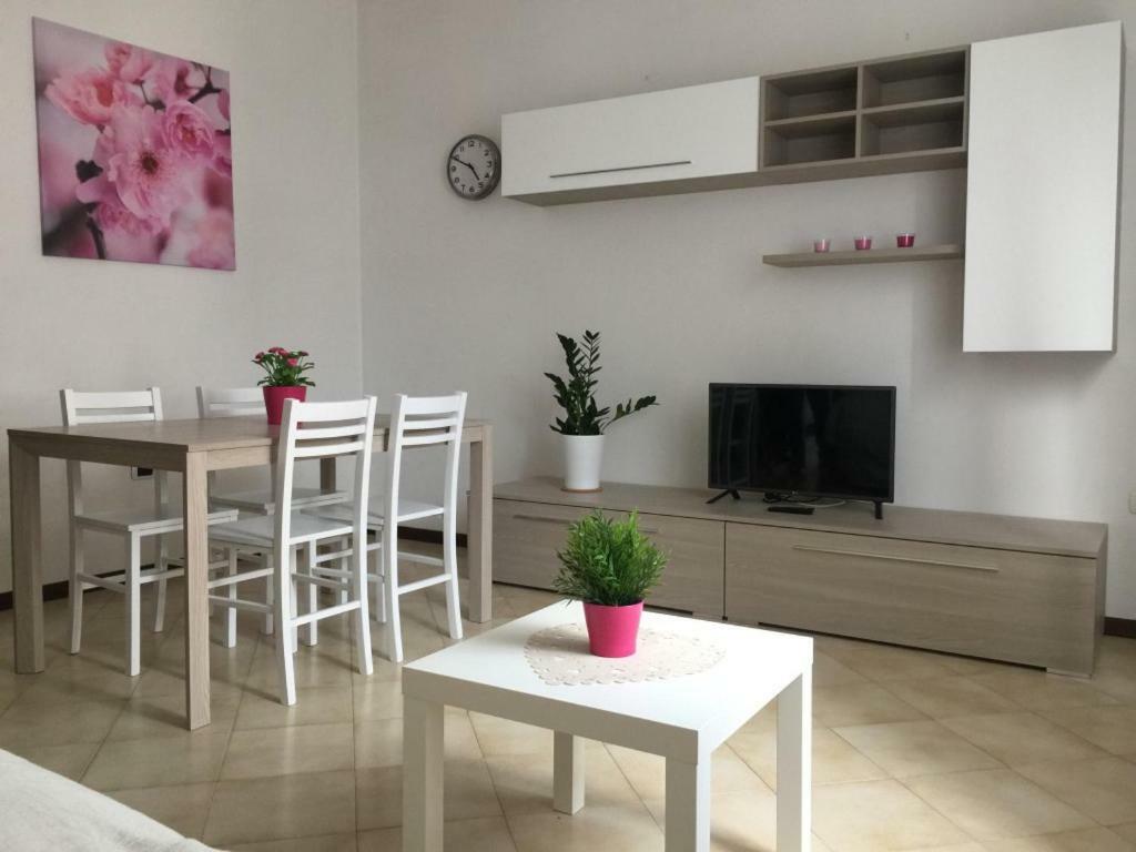 リミニLa Casa Di Clara Ombrellone Con 2 Lettini Al Lido San Giuliano Gratis E Parcheggio Privato Gratisアパートメント エクステリア 写真