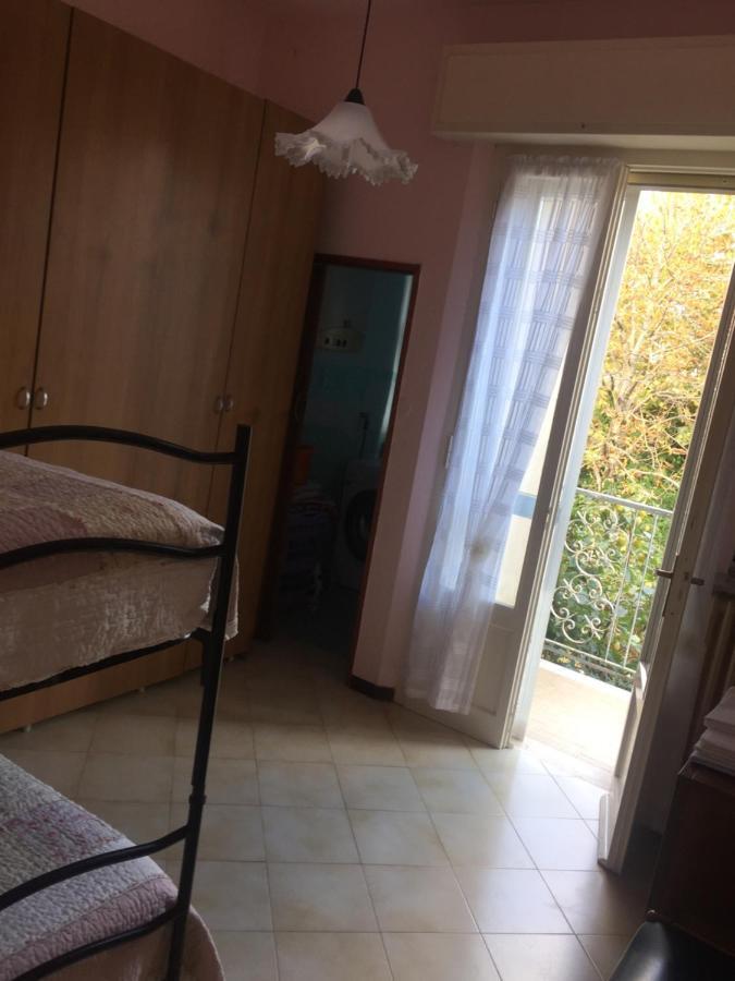 リミニLa Casa Di Clara Ombrellone Con 2 Lettini Al Lido San Giuliano Gratis E Parcheggio Privato Gratisアパートメント エクステリア 写真