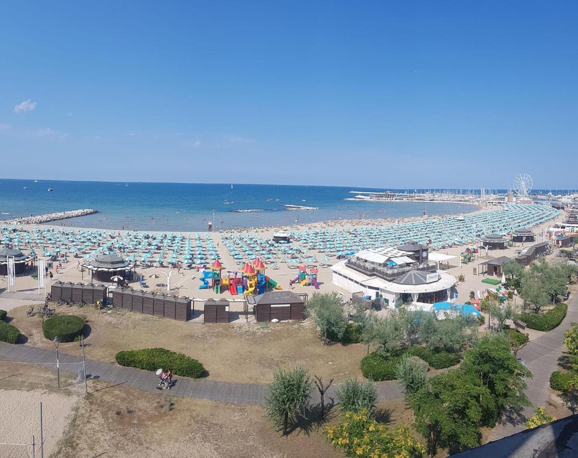 リミニLa Casa Di Clara Ombrellone Con 2 Lettini Al Lido San Giuliano Gratis E Parcheggio Privato Gratisアパートメント エクステリア 写真